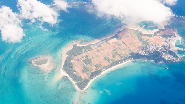 津堅島 上空